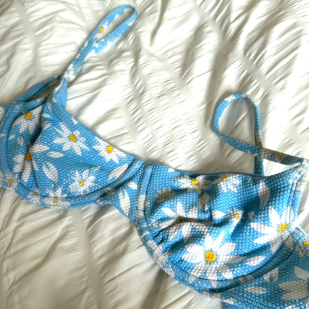 Target bikini top size medium blue with daisie flower print